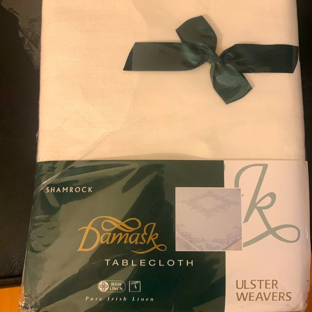 ULSTER WEAVERS SHAMROCK DAMASK TABLECLOTH 72 x 108NEW.